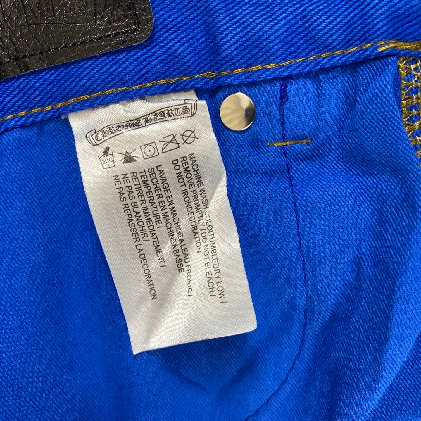 P250 CH Chromehearts 2025 New London Limited Double Blue Cross Patch Leather Jeans Jeans Top ceiling quality Styles with different washed textures are very friendly to people with thin legs and thick legs. The straight and loose version is very flattering to the leg shape. Moderate length that never goes out of style, easy to match with casually, basic styling for various styles, a must-have in the wardrobe! The fabric is stiff but also makes the upper body soft without losing texture. The washing process is even more perfect. It is a must-have item for everyone! ! ! Washed wheat, hang tag, pants label, three labels complete Color: blue Size: 28, 30, 32, 34